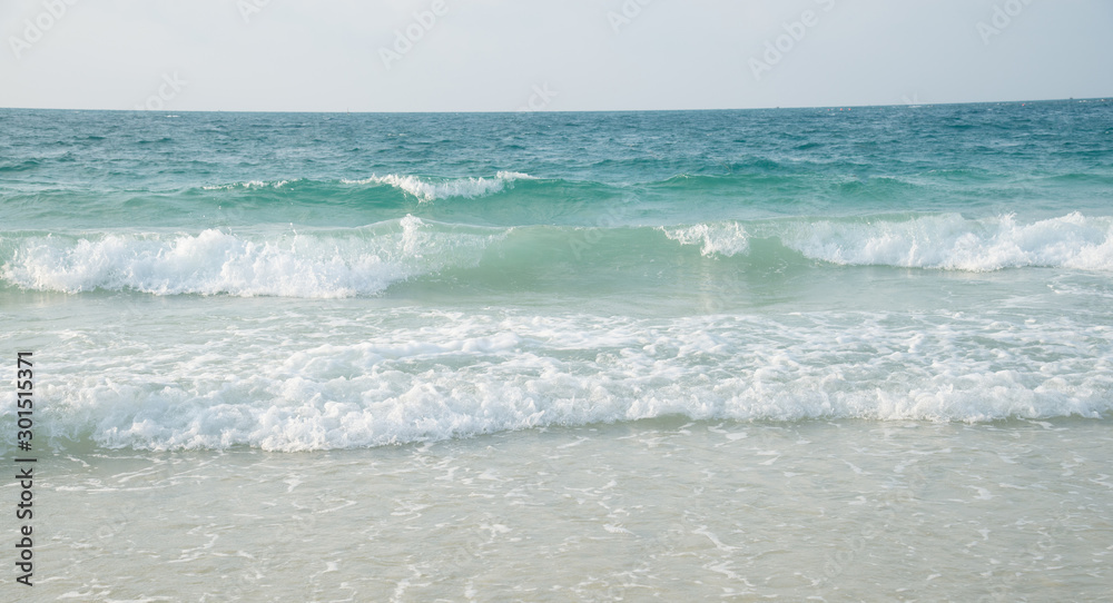 从泰国看海平面、天空表面和海浪的最佳景色。适合曲后旅游