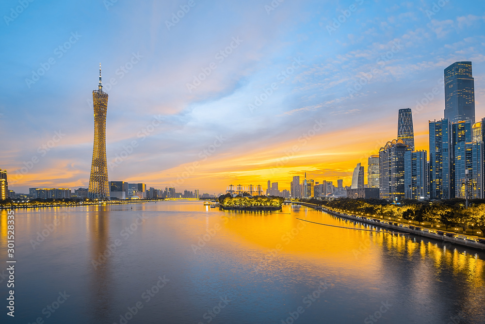 中国广州珠江岸边城市的夜景