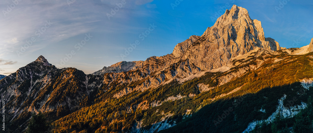 Totes Gebirge高山景观和Spitzmauer山顶的奇妙景色。大鹏