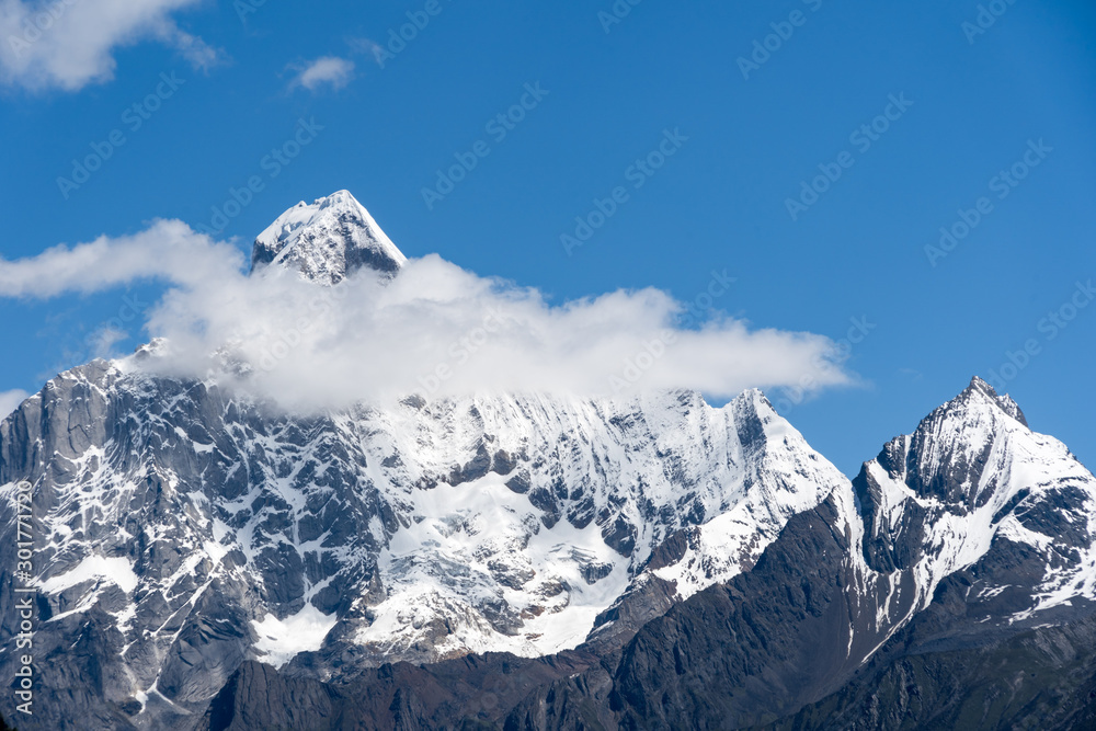 四姑娘山或四姑娘山的景观，顶部有积雪和植物，位于