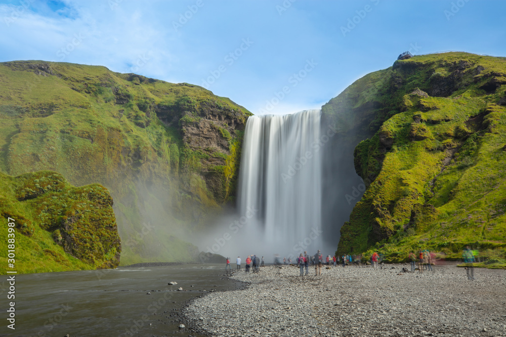 冰岛自然景观中的冰岛瀑布Skogafoss。著名旅游景点的长期曝光