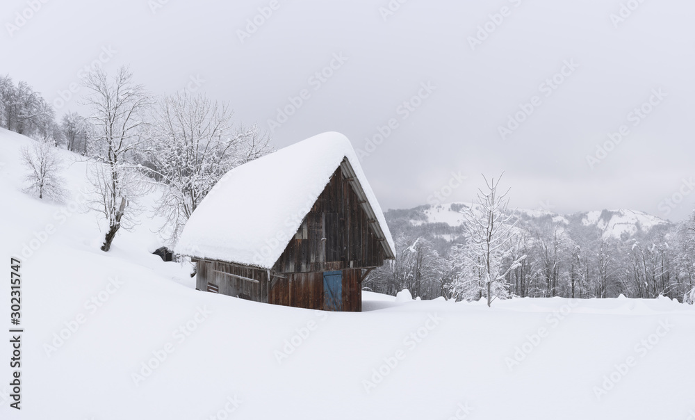 雪山木屋的奇妙冬季景观。圣诞节假期概念