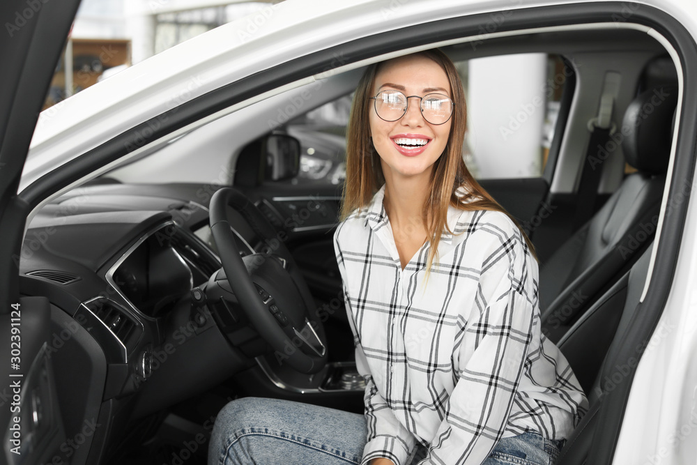 女士在沙龙选新车