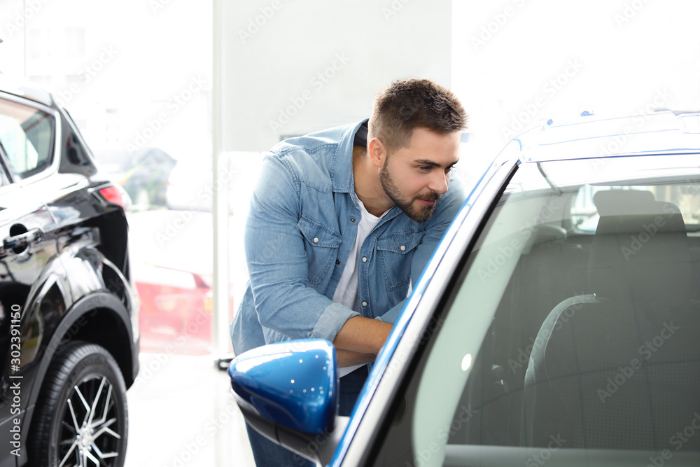 男士在沙龙选新车