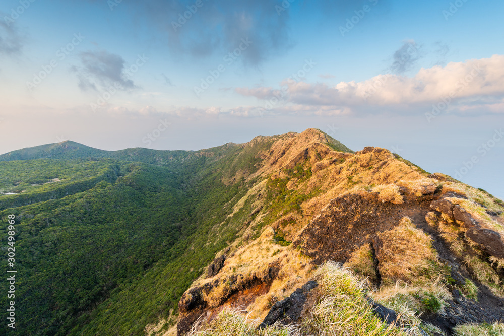 日本东京八重岛火山口。