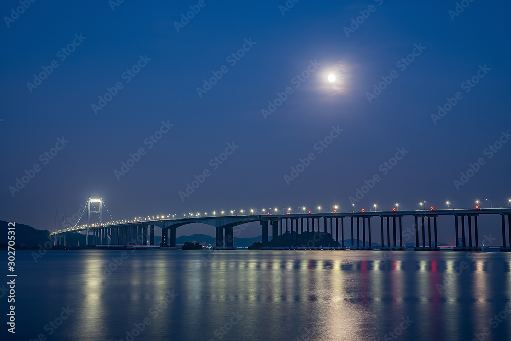 中国广东省珠江口海上虎门大桥夜景