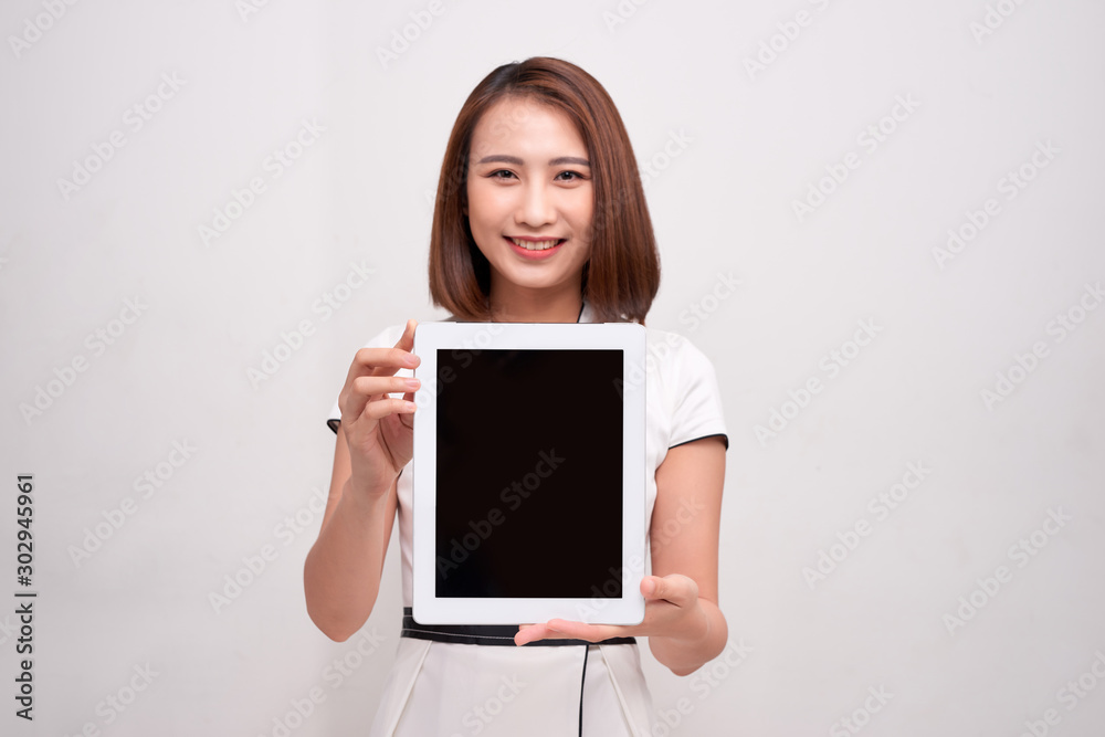 亚洲商业女性手持ipad平板电脑