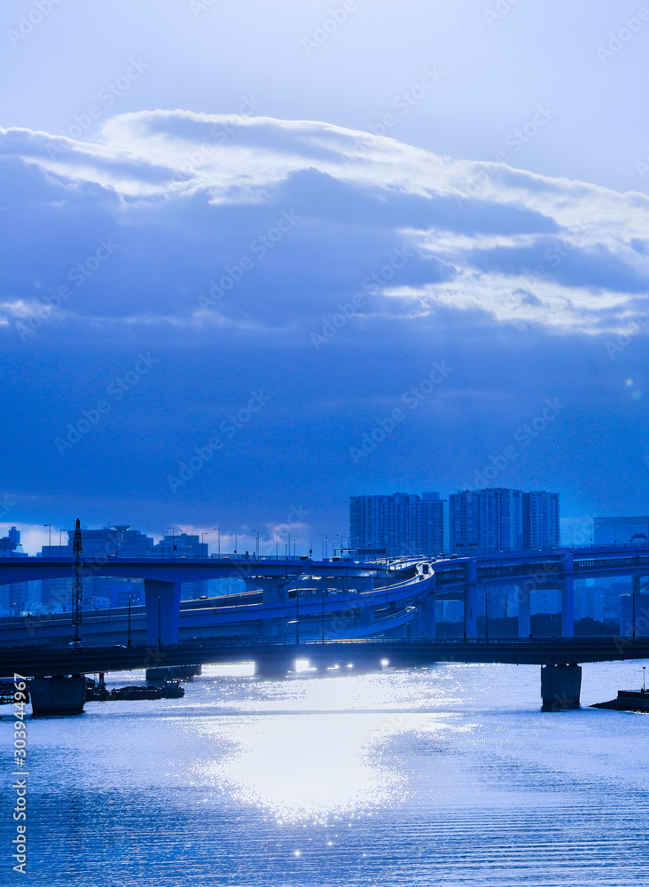 夕暮れの東京の街