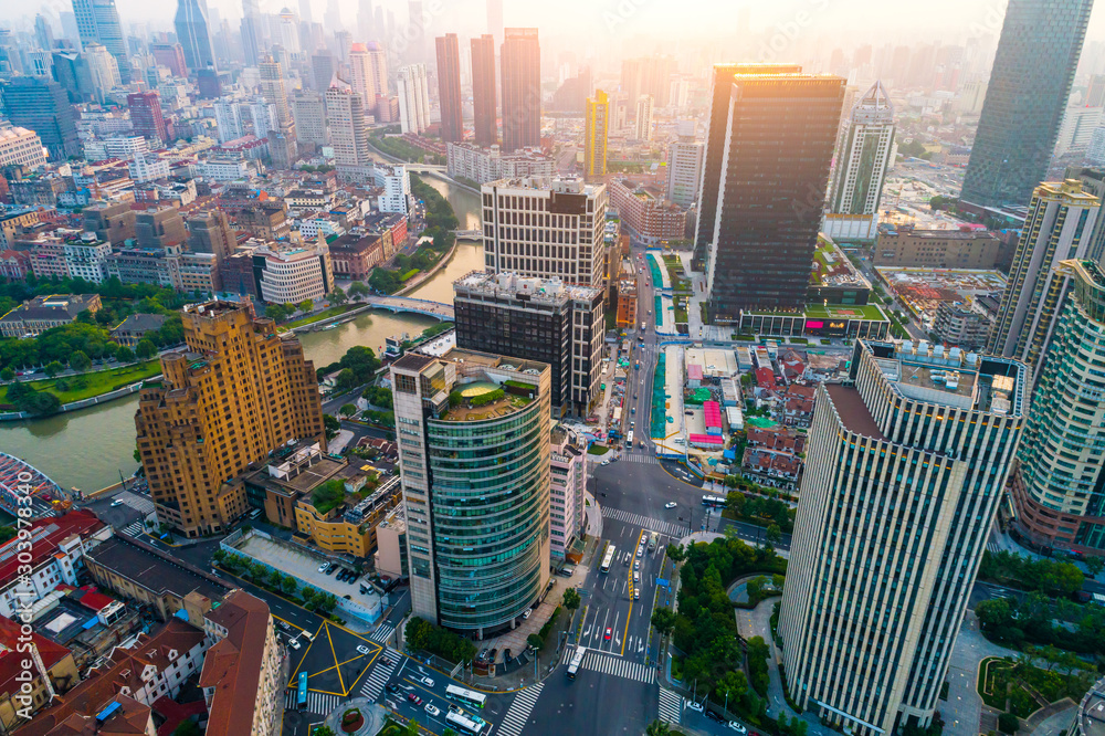 日落时分的上海城市景观鸟瞰图，中国。