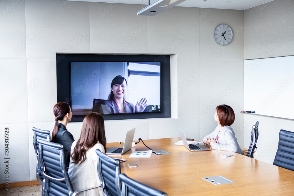 Web会議をする女性達