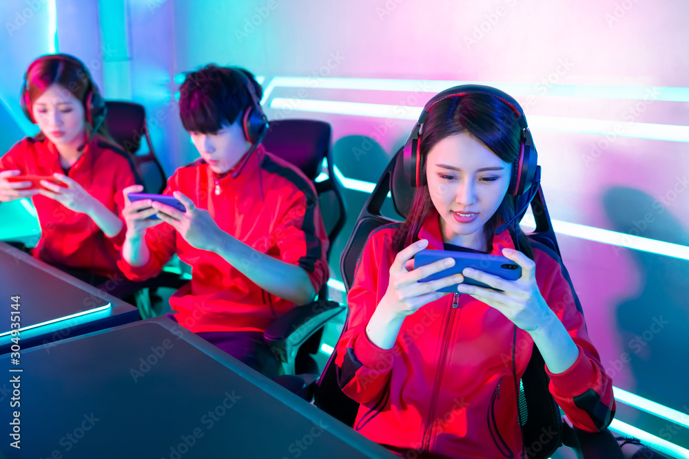 esport gamers play mobile game