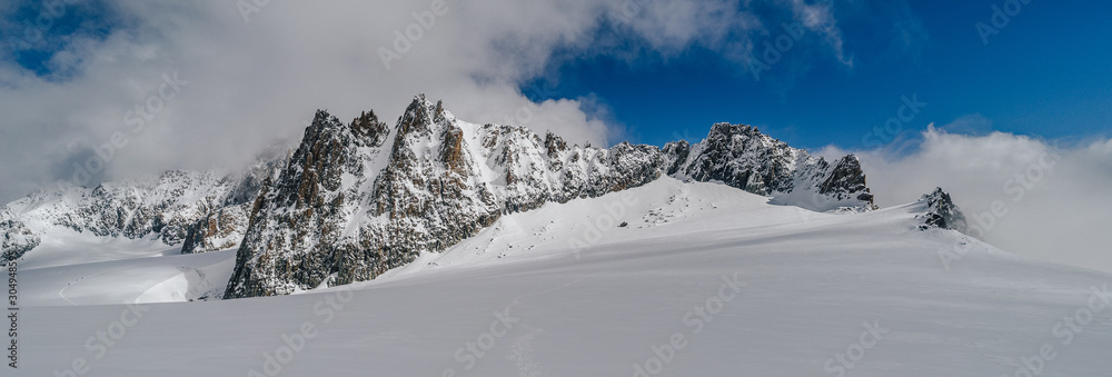 冬季条件下的高山山脊。冰雪覆盖的岩石山脊。冬季高山景观