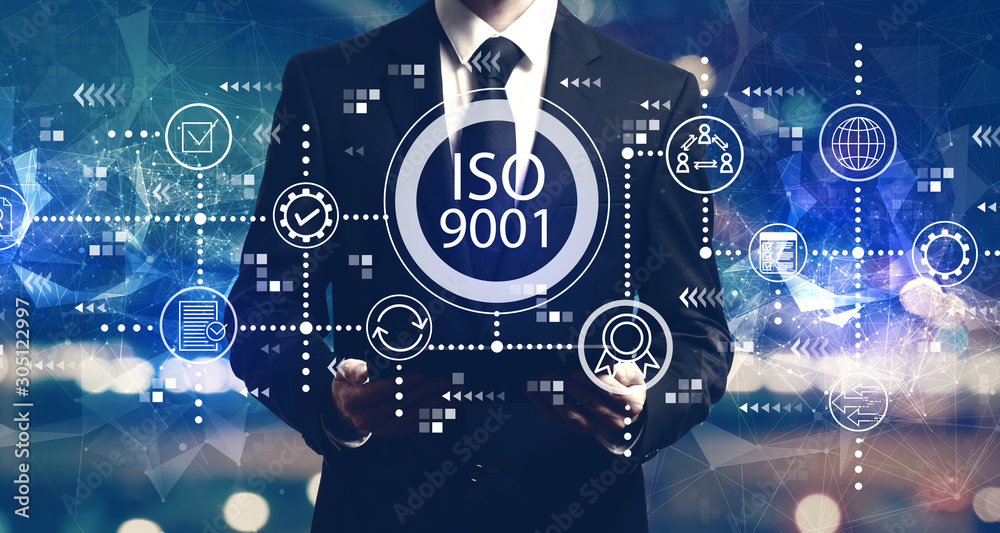 ISO 9001概念，商人拿着平板电脑