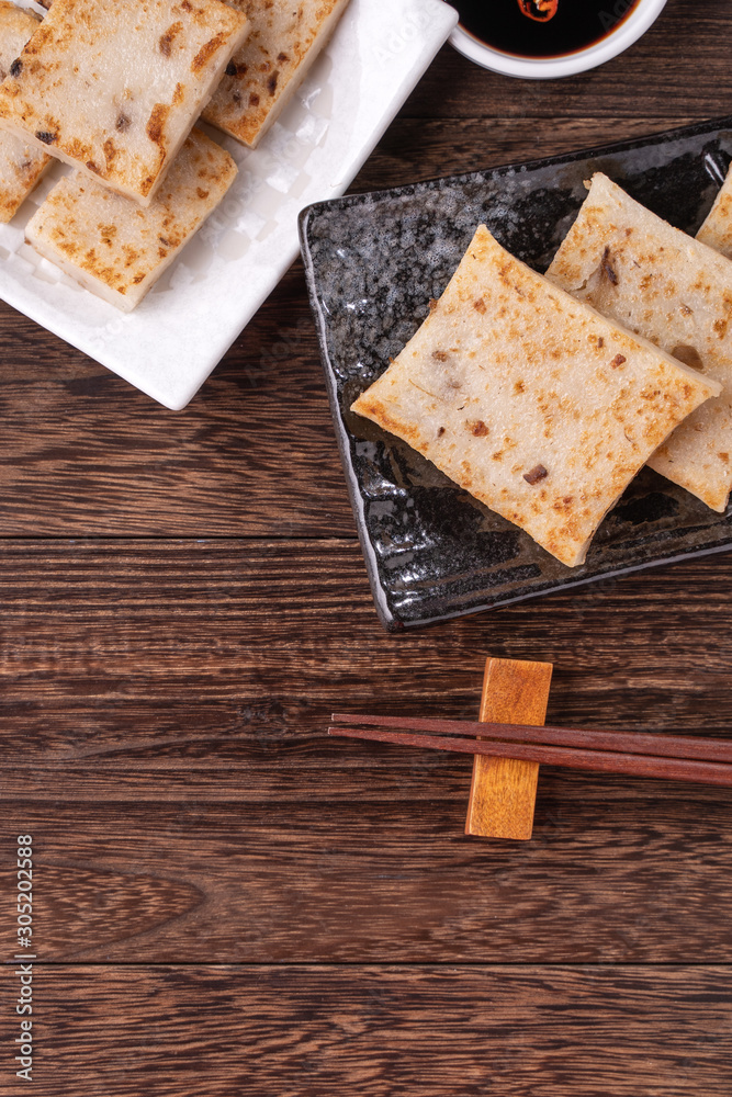 美味的萝卜蛋糕，中国传统萝卜蛋糕，餐厅里的酱油新年d