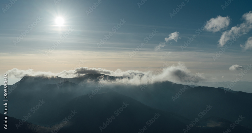 从Velky Rozsutec山俯瞰斯洛伐克鞑靼山景观。傍晚太阳下山。