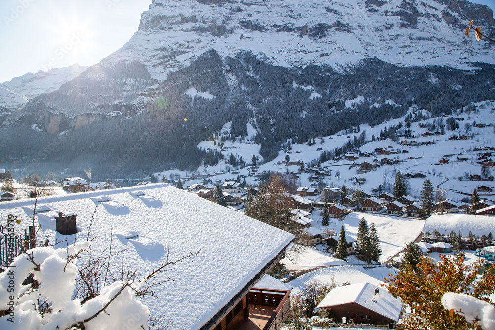 冬季令人惊叹的旅游高山村庄Grindelwald瑞士-欧洲