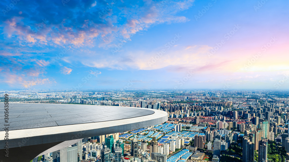 空荡荡的地板和城市天际线，阳光下的上海美景。高角度视角。