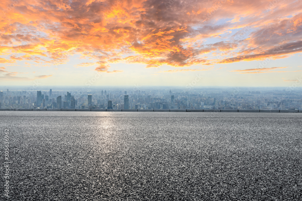 日落时的上海城市天际线和空旷的柏油路风景。