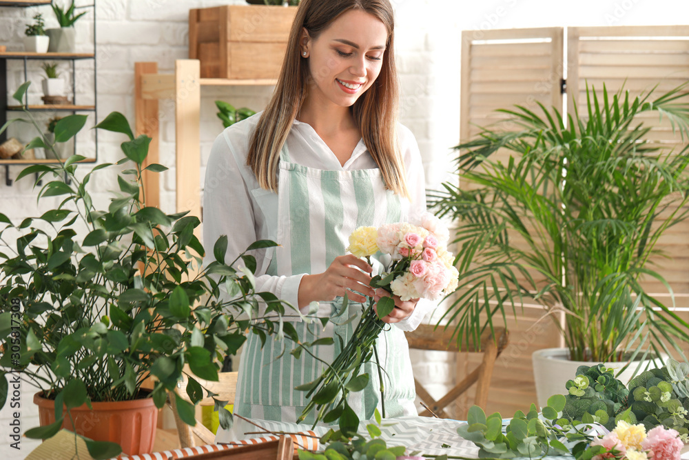 女花匠在店里制作美丽的花束