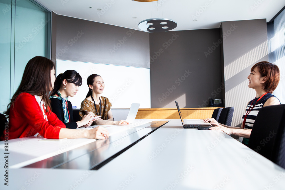 女性社員達のミーティング