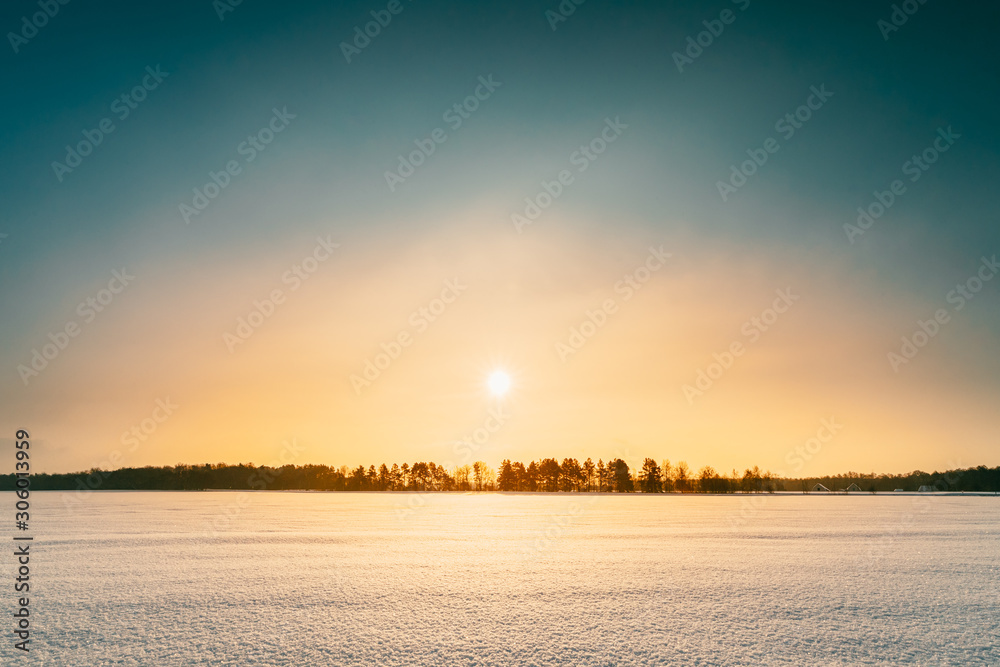 田野或草地上的日落日出。冬季雪地上的天空。阳光下的风景天空