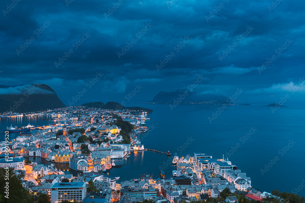 挪威阿勒松。阿勒松天际线城市景观的夜景。夏夜的历史中心。法莫