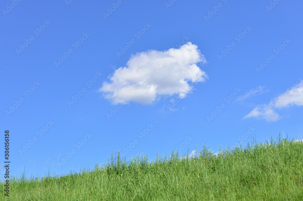 青空と雲の背景素材　暑中見舞い　テンプレート