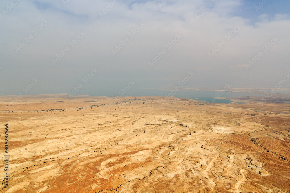 从以色列Masada要塞看到的犹太沙漠全景，有洼地和盐湖死海