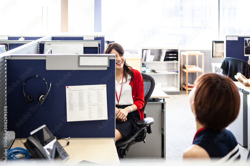 女性社員のオフィス風景