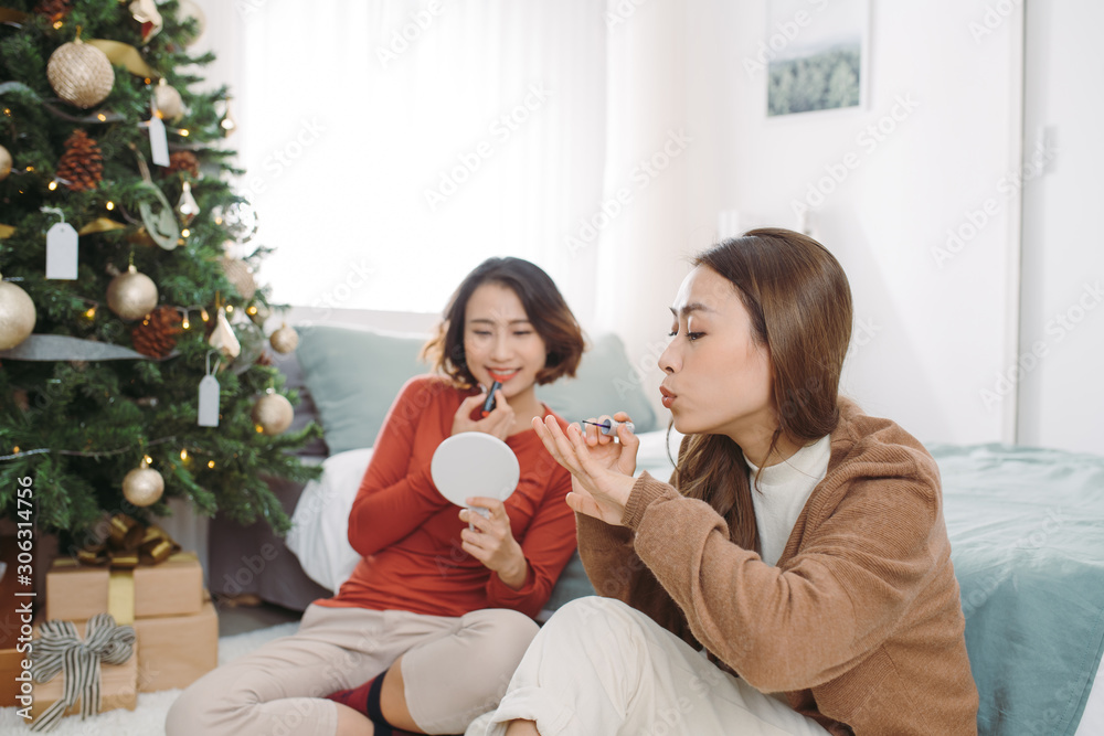 非常自信的亚洲女友在圣诞节期间化妆的肖像。