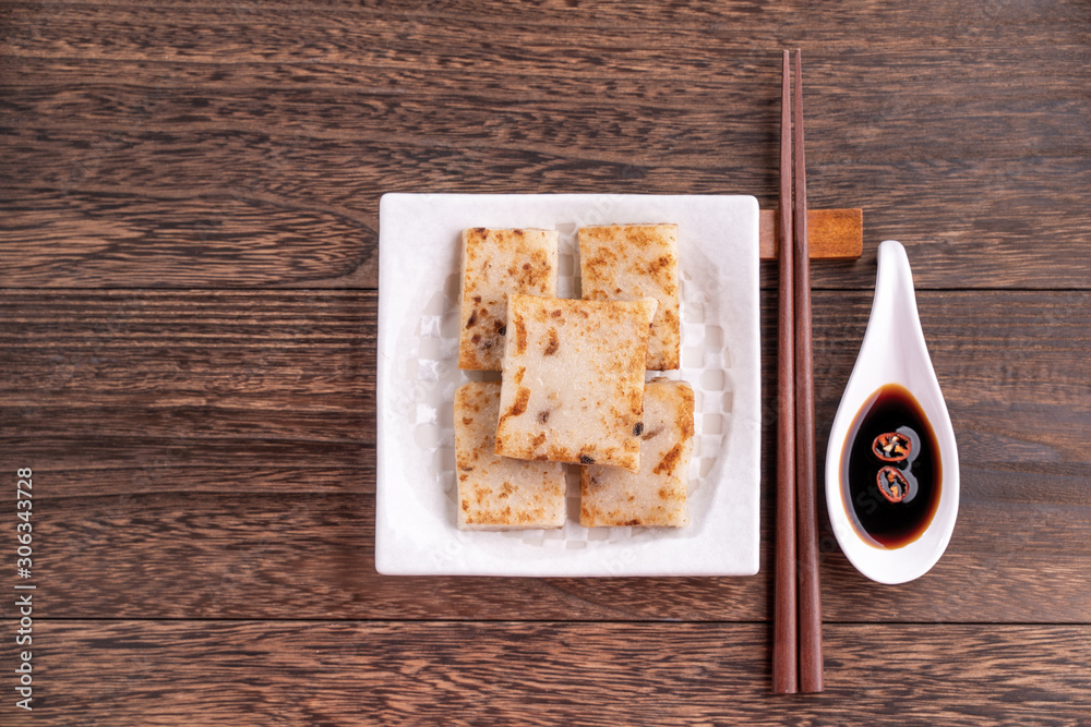 美味的萝卜蛋糕，中国传统萝卜蛋糕，餐厅里的酱油新年d