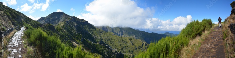 马德拉岛全景。妇女行走的小路。180度摄影