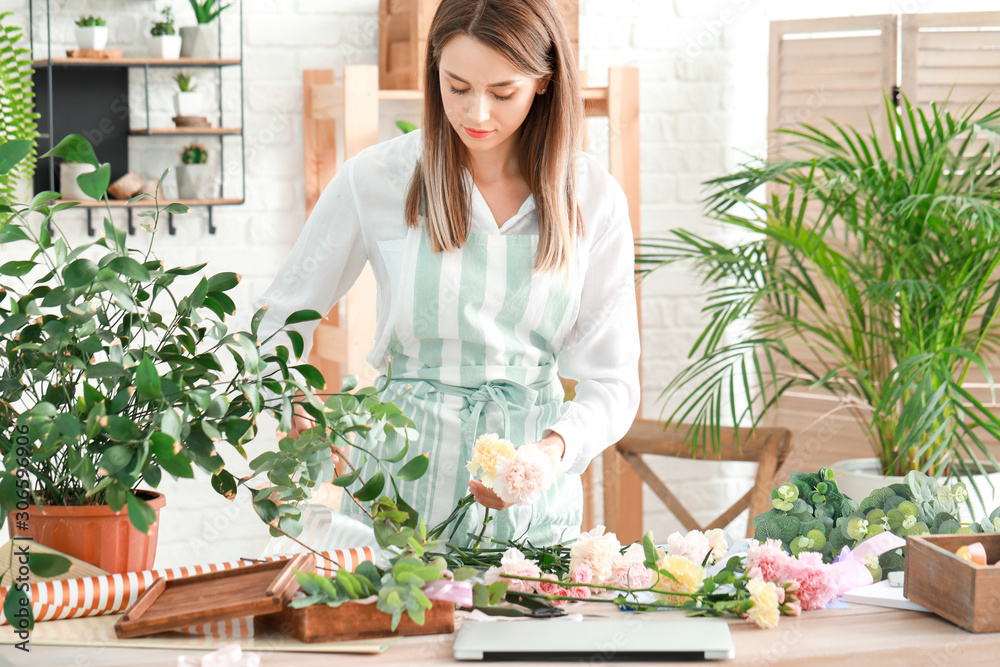 女花商在店里制作美丽的花束