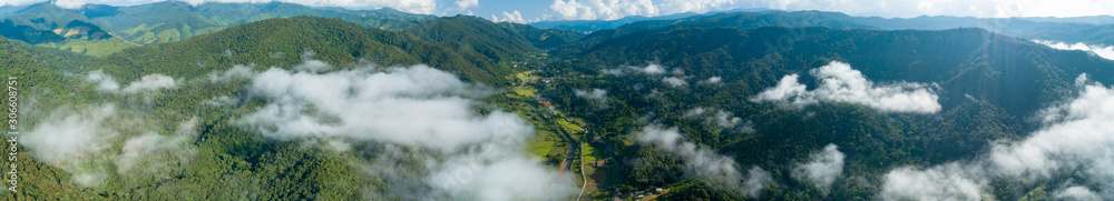 薄雾中阳光下的山脉鸟瞰全景图