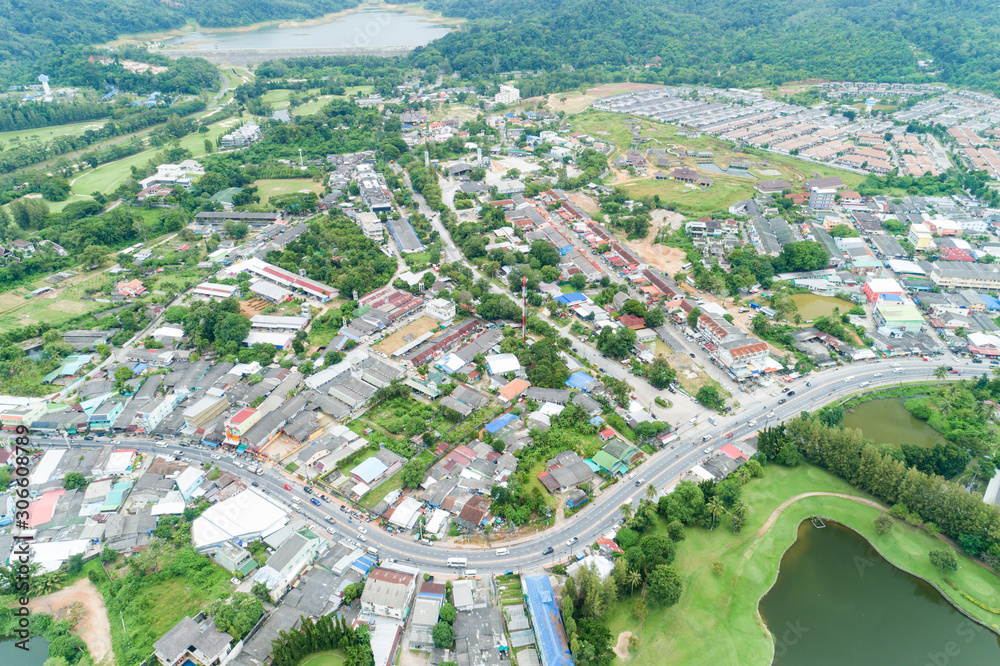 村庄周围道路弯道鸟瞰图，有许多住宅，无人机从上方拍摄