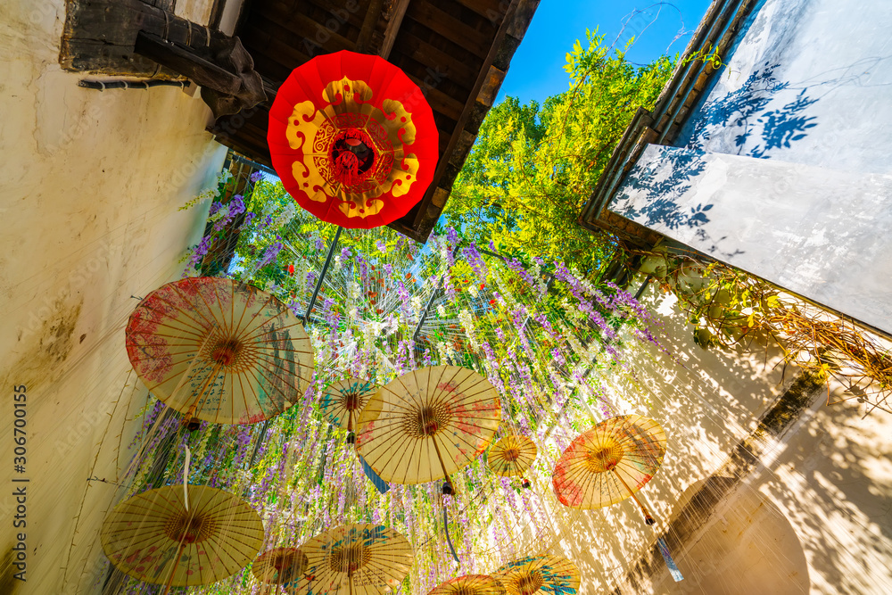 Fuzhou old alley and oil paper umbrella..