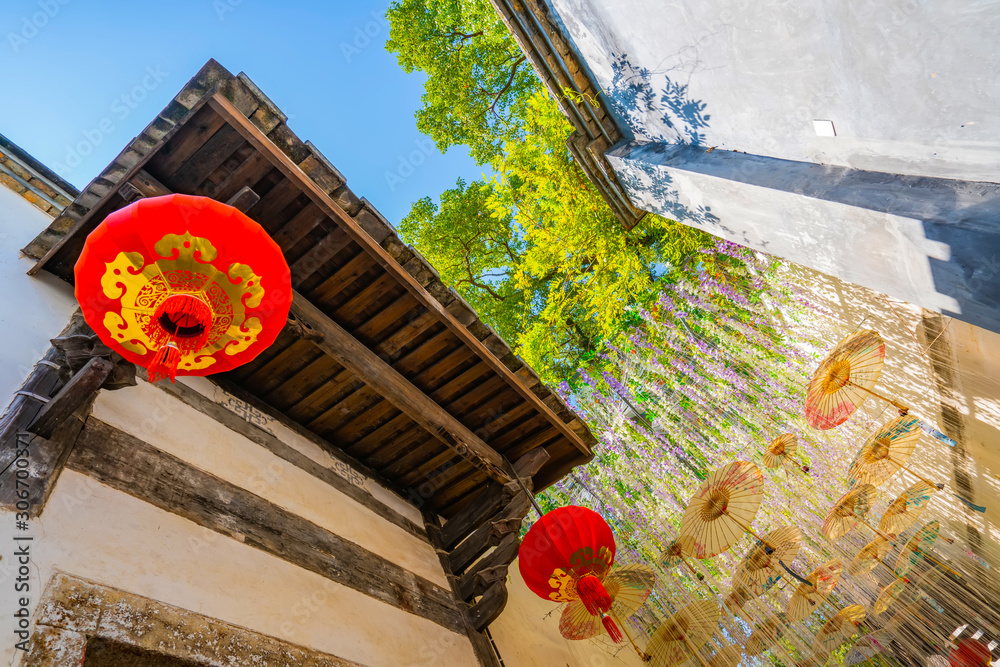 Fuzhou old alley and oil paper umbrella..