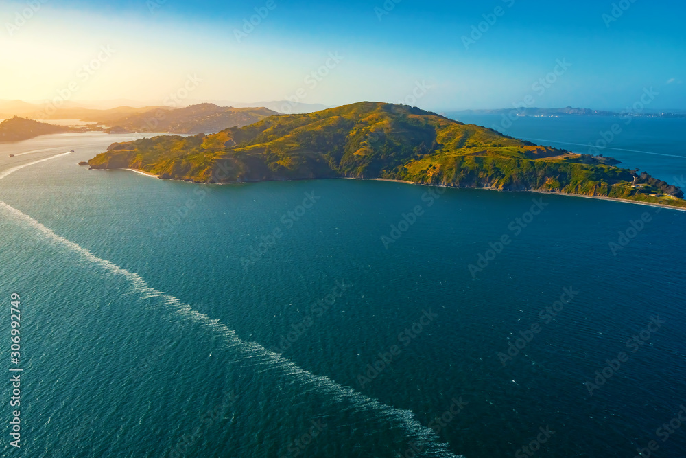 旧金山海岸日落天使岛鸟瞰图