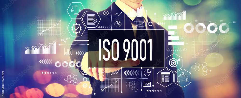 ISO 9001理念与一个有着闪亮背景的商人