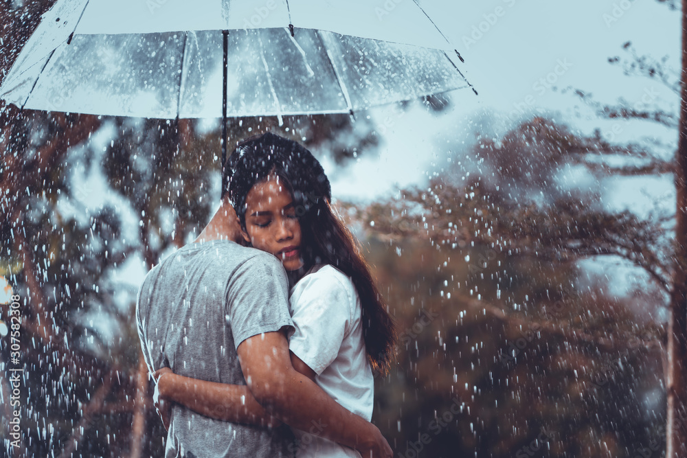 他们在雨天拥抱的恋人。