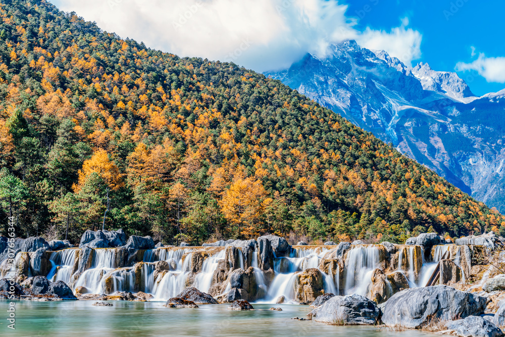 中国云南丽江玉龙雪山蓝月谷瀑布风光