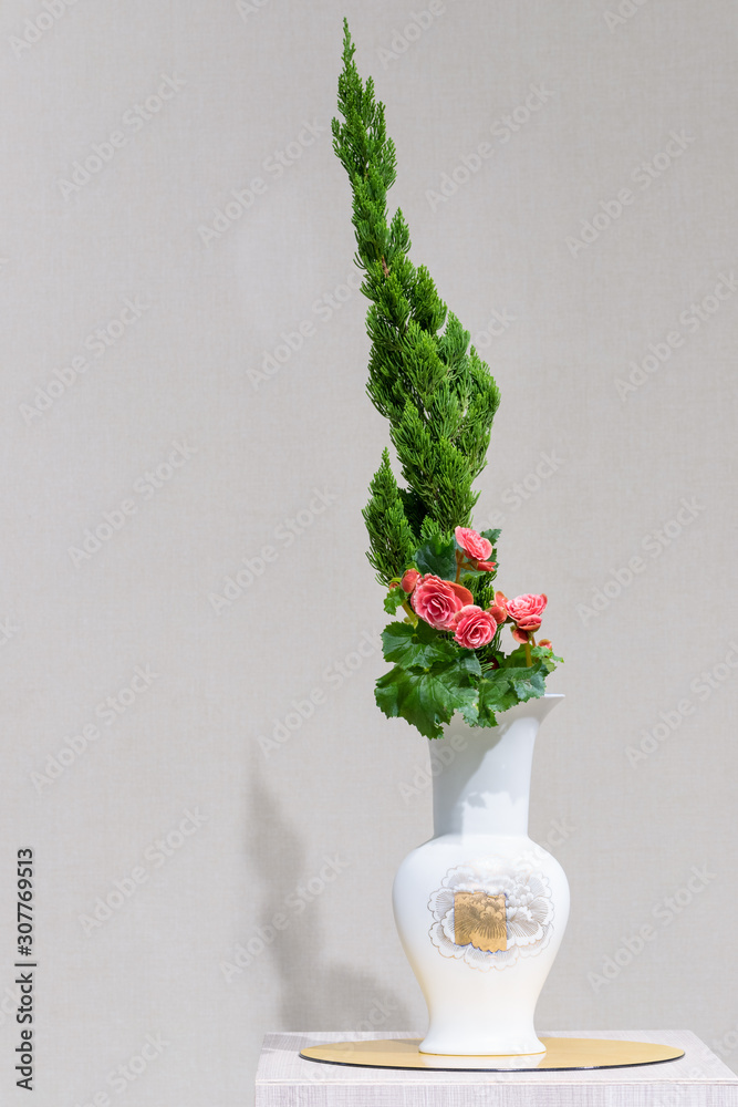 simple oriental style flower arrangement