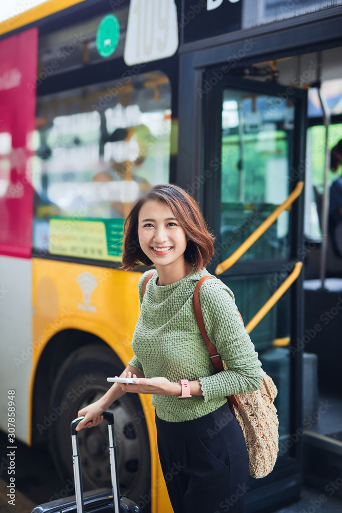 女性旅客在终点站下车