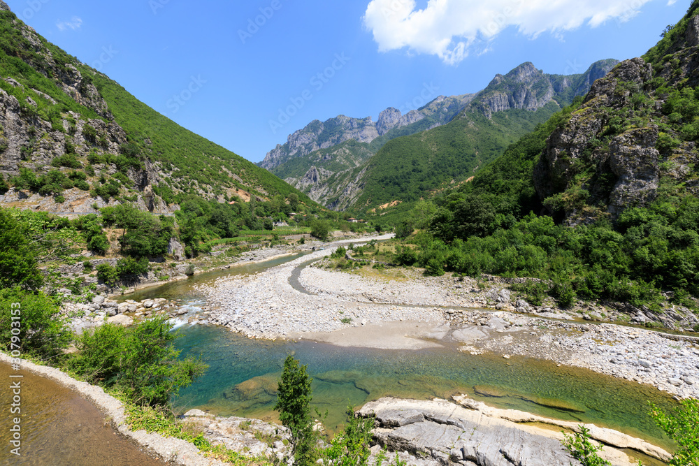 阿尔巴尼亚迪纳里克阿尔卑斯山北部森林茂密、河流清澈的山地景观