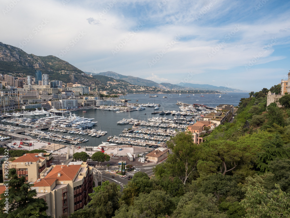 摩纳哥，2019年7月：港口全景。蔚蓝海岸。五颜六色的海湾，有很多豪华游艇。