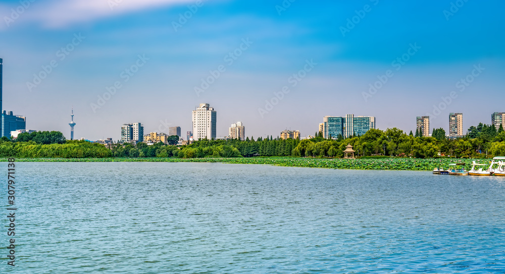 南京湖公园与城市建筑景观天际线