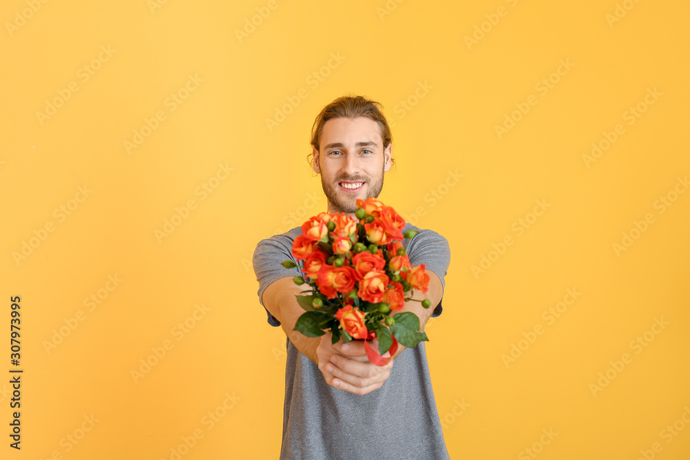 彩色背景上有花的英俊男子。情人节庆祝活动