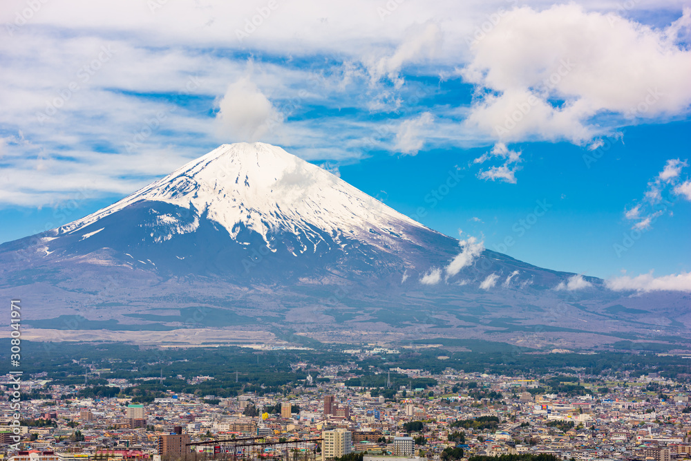 与富士山在一起的日本后宫市