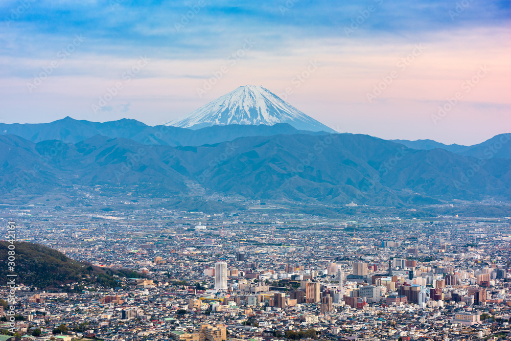 高富，日本与富士山的天际线。