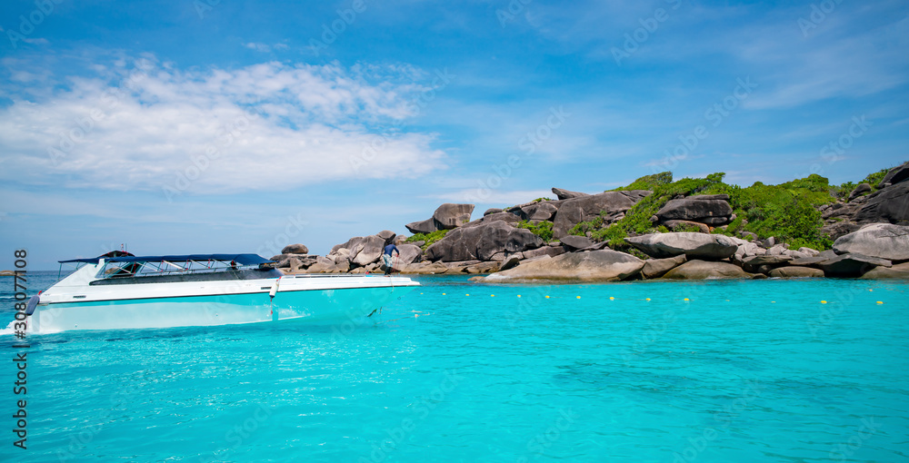 热带海洋中的快艇美丽的绿松石大海和蓝天背景